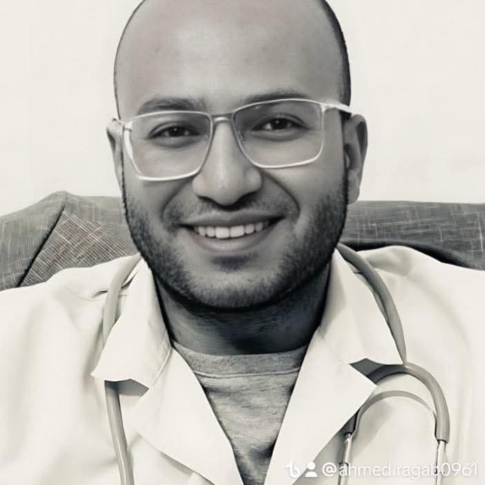 د/احمد رجب --اخصايى امراض الصدر والحساسيه والجهاز التنفسى --01032731525